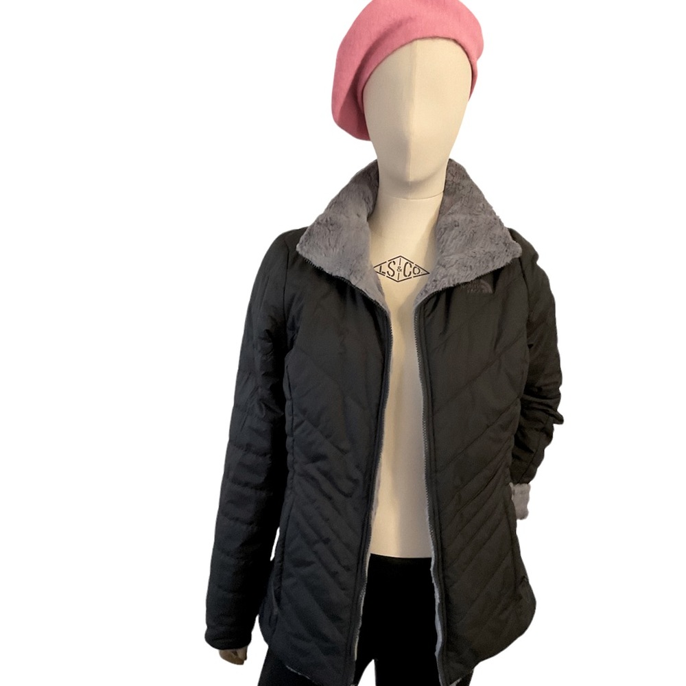 The North Face Insulated Reversible. Silky Soft Fleece interior. Drop Tail. SzM